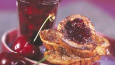 Pain perdu aux cerises et aux baies roses