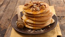 Pancakes au yaourt, miel, noix et amandes
