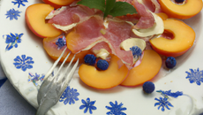 Carpaccio de peches au bresse bleu