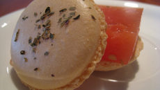 Macarons à la gelée de tomate et basilic
