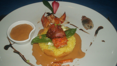 Rôti de Homard lardé au bacon sur lit de riz safrané