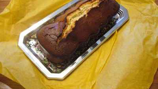Gâteau brun au yaourt et pépites de chocolat