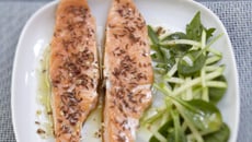 Saumon écossais Label Rouge mi cuit au carvi, jeunes pousses d'épinard et pomme verte au citron