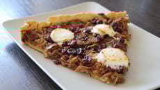 Tarte aux oignons caramélisés, cranberries et chèvre frais