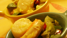 Noix de st jacques poêlé au caramel d'agrume & son tartare de fruits sur lit vert parfumé au poivre Sichuan