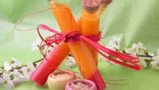 Potion magique ou smoothie mangue, carottes, fraises, jus de betteraves et épices