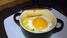 L'œuf cocotte au comté et petit pois carottes