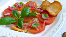 Carpaccio de tomates, basilic et croûtons frits