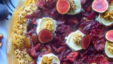 Tarte fine compotée de figues fraîches oignons rouges chèvre et noix