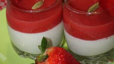 Panna cotta à la fraise et à la cardamome