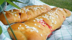 Brioche tressée vanille, pralines roses & pépites de chocolat