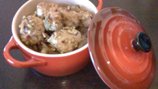 Sauté de veau à la pistache avec une compotée de chicons sur un lit de spaghetti