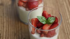 Panna cotta au basilic, fraises au balsamique