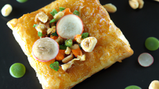 Feuilleté Croustillant de Légumes à la Cacahouète et Noix de Saint-Jacques Poêlées