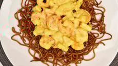 Nouilles poêlées au soja, crevettes et ananas au curry