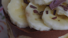 Petits entremets au chocolat, spéculoos et bananes