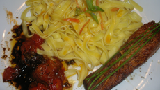 Pavé de saumon et ses tomates cerises caramélisées au miel