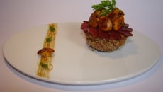 Poêlée de girolles et cerfeuil façon clafoutis, avec son magret de canard à l'orange