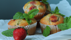 Muffins aux fraises et à la menthe fraîche