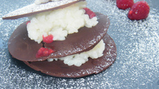 Risotto aux framboises sur son millefeuille de chocolat