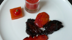 Bœuf teriyaki tomate-fraise, tomate et pastèque snackées, bonbon tomate et soupe de tomate et pastèque à l'estragon