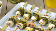 Brochette de fromage de tête aux herbes folles et champignons de Paris, panée aux pistaches