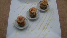 Coquilles st-jacques poêlées sur endives caramélisées, tuile au parmesan baies roses, et beurre blanc à l'orange