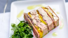 Terrine de foie gras poêlé, mangue, jambon de Bayonne et gelée de sauternes au poivre de Timut