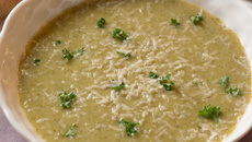 Soupe de brocolis au parmesan