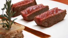 Filet de bœuf de Bazas et gâteau de céleri aux champignons des bois