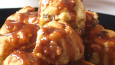 Scones tendres briochés au chocolat au lait et sa sauce glacée