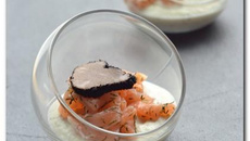 Verrine de crème d'artichaut au fromage et truffe noire, saumon fumé