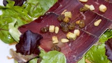 Salade des grisons, vinaigrette à la mélasse de grenades