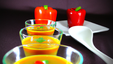 Petites soupes glacées aux dés de poivrons