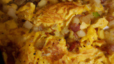 Omelette à la paysanne avec lardons et pommes de terre