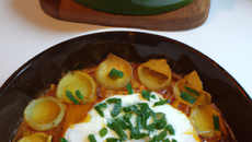 Gratin de poireaux au curry et œufs pochés