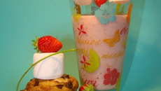 Milk-shake fraise vanille de Léa, et ses petits cookies aux pépites de chocolat et éclats de chamallow