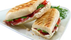 Panini au jambon Italien et aux tomates