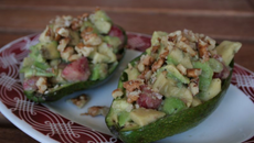 Tartare d'avocat aux pêches et noix, en coque