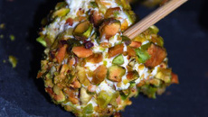 Bouchées de chèvre frais, jambon de parme et pistaches