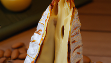 Corne de brie de Meaux aux amandes grillées
