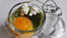 Œuf à la coque, épinards et brousse en coc-pot