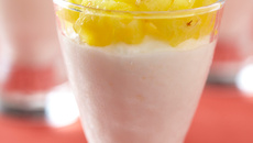 Mousse au fromage blanc et coco, ananas frais