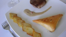 Cœur de filet de bœuf Irlandais flambé au Whisky, croustillant au poireau et pommes de terre à la poêle