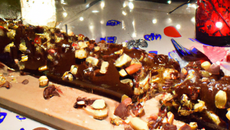 Bûche de Noël aux cacahuètes et pépites de chocolat