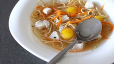 Dés de poulet pochés au bouillon crustacé, nouille chinoise et julienne de carotte