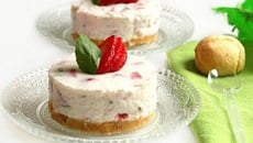 Mousse de fraise et roquette sur son croustillant biscuit