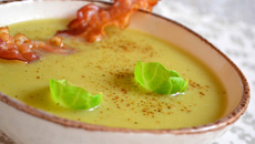 Soupe aux choux de Bruxelles à la muscade et lard grillé