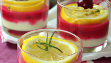 Verrines de crème au citron sur coulis de fruits rouges