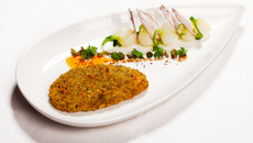 Escalope de poulet panée parmesan et herbes Italiennes, sauce aigre douce, petits oignons nouveaux et câpres